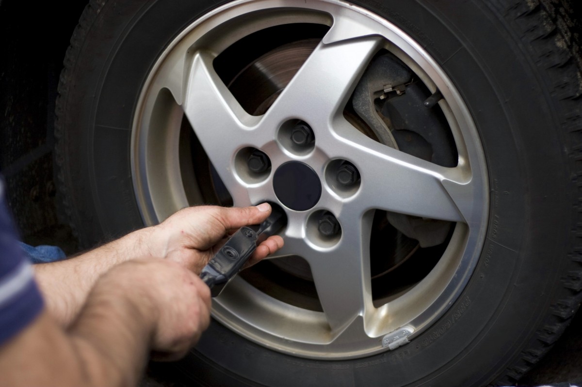 mechanic working on lug nut